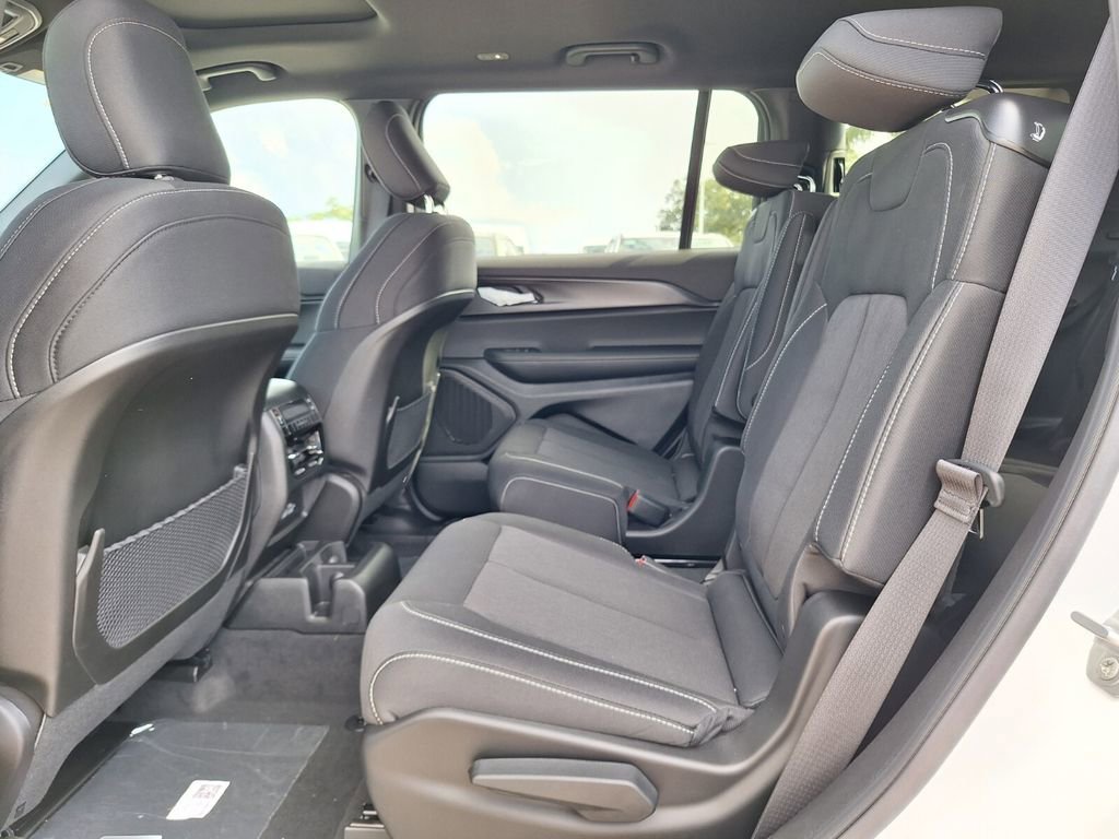 New 2025 Jeep Grand Cherokee L Laredo image 12
