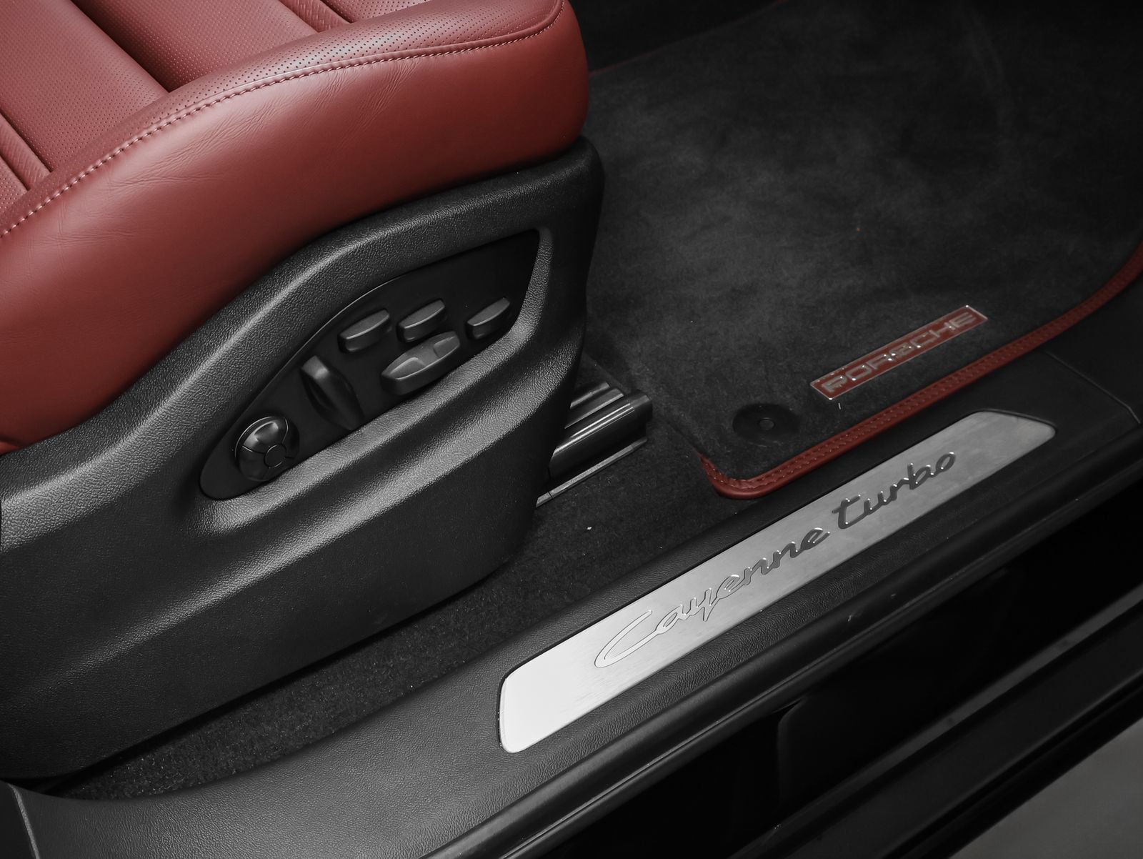 Certified 2024 Porsche Cayenne Turbo AWD/4WD image 27