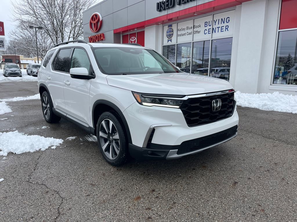 Used 2025 Honda Pilot Touring image 7