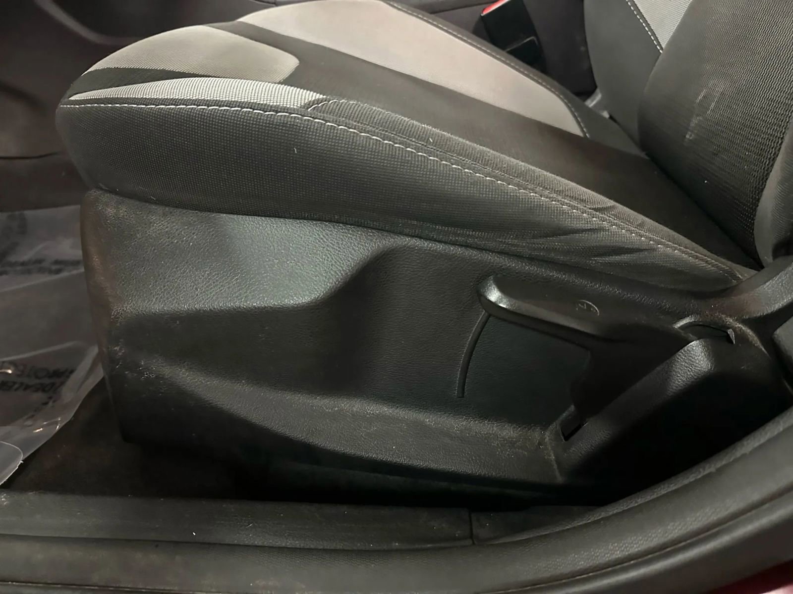 Used 2014 Ford Focus SE w/ SE Sport Package image 18