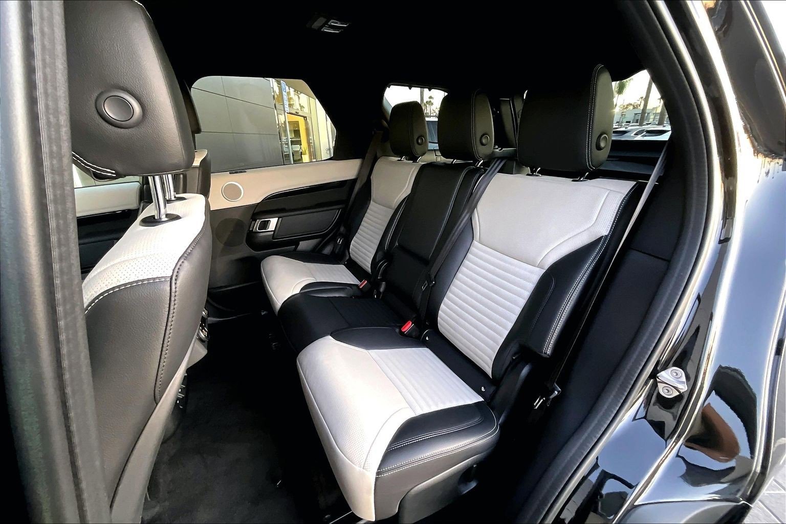 Used 2023 Land Rover Discovery S R-Dynamic image 25