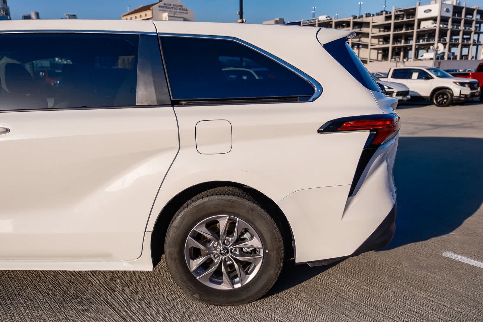Certified 2021 Toyota Sienna LE AWD/4WD image 8