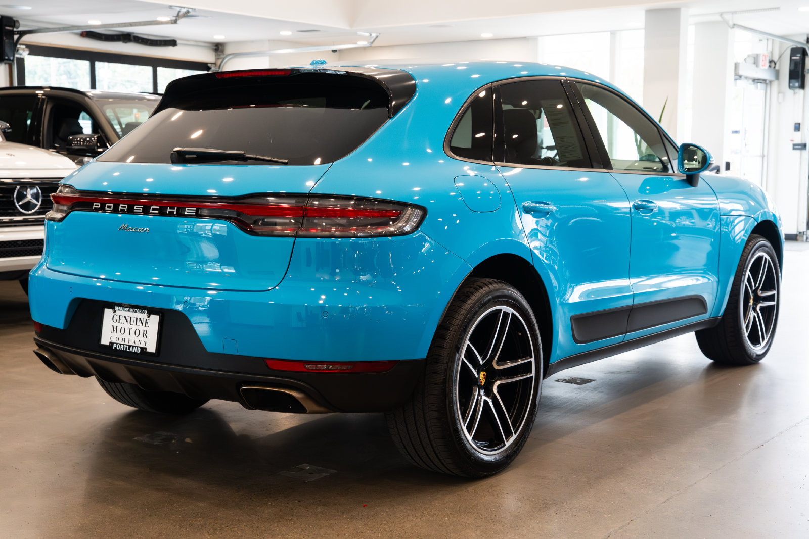 Used 2019 Porsche Macan w/ Premium Package AWD/4WD image 4