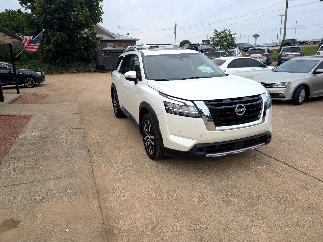Used 2024 Nissan Pathfinder Platinum image 3