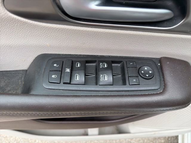 Used 2018 Chrysler Pacifica Touring-L image 18