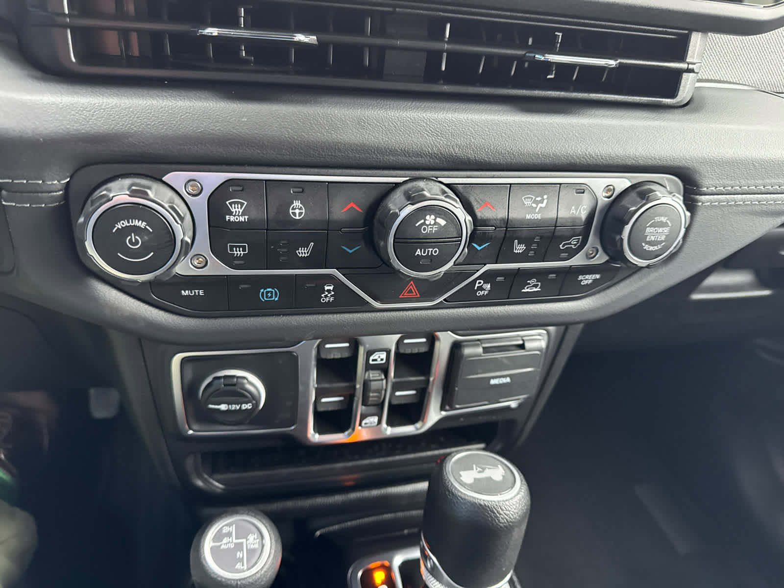 Used 2025 Jeep Wrangler Sahara w/ Safety Group image 24