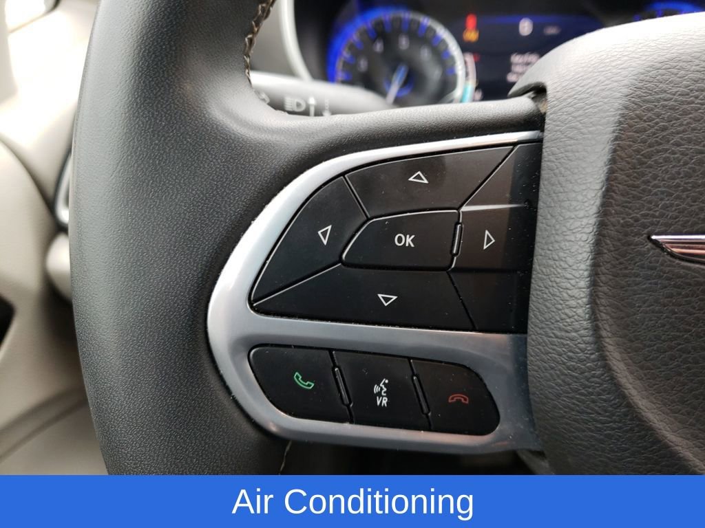 Used 2022 Chrysler Pacifica Touring-L image 15