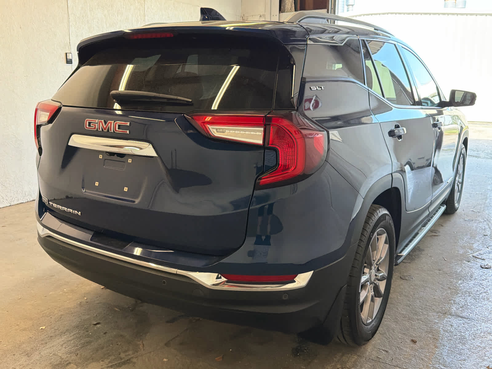 Used 2023 GMC Terrain SLT w/ LPO, 'HIT The Road' Package image 5