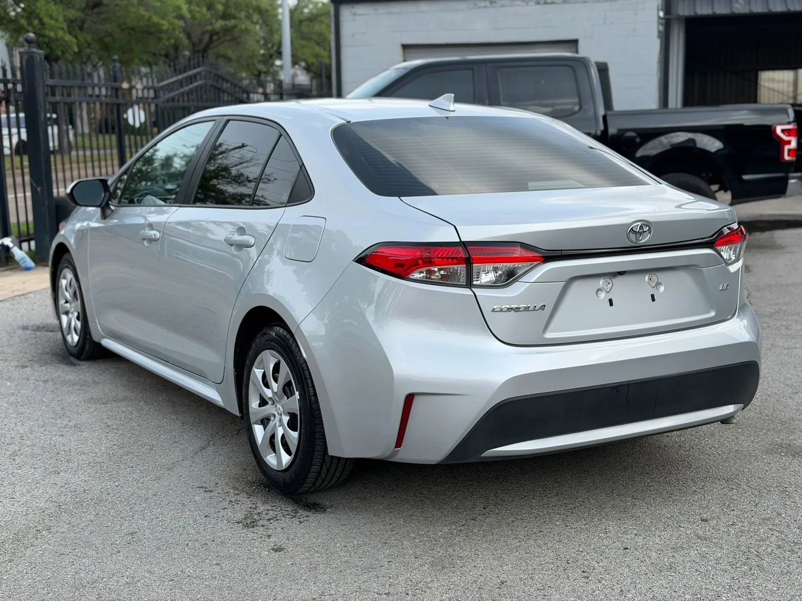 Used 2021 Toyota Corolla LE FWD image 5