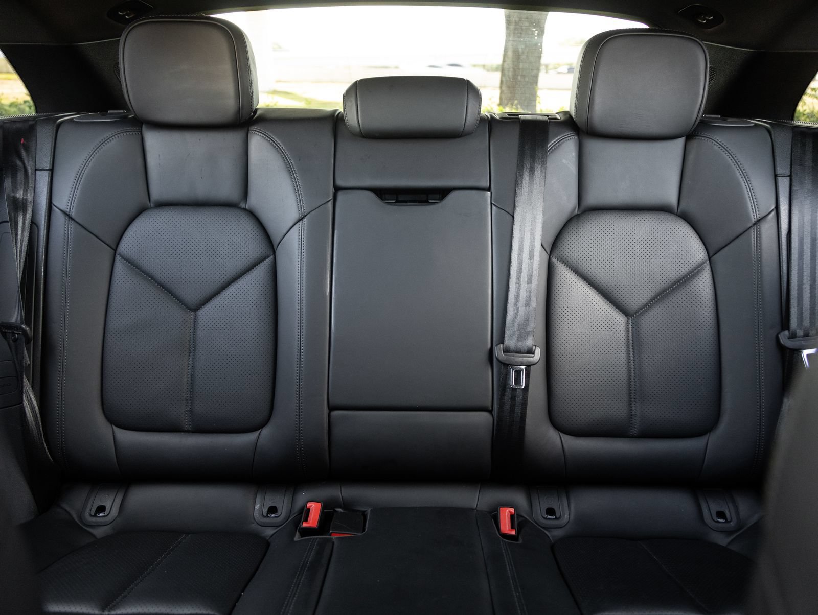 Certified 2023 Porsche Macan AWD/4WD image 28