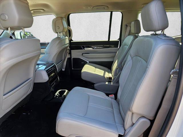 Used 2022 Jeep Wagoneer Series III w/ Flexible Seating Group AWD/4WD image 16