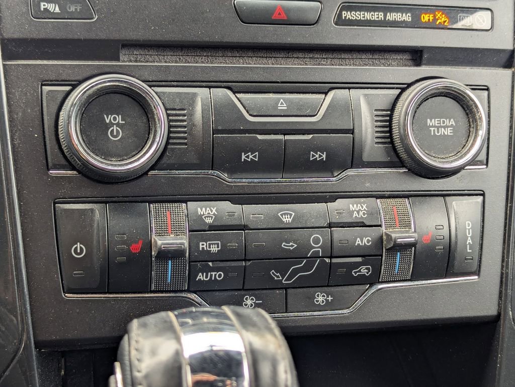 Used 2018 Ford Explorer XLT w/ Equipment Group 201A AWD/4WD image 17