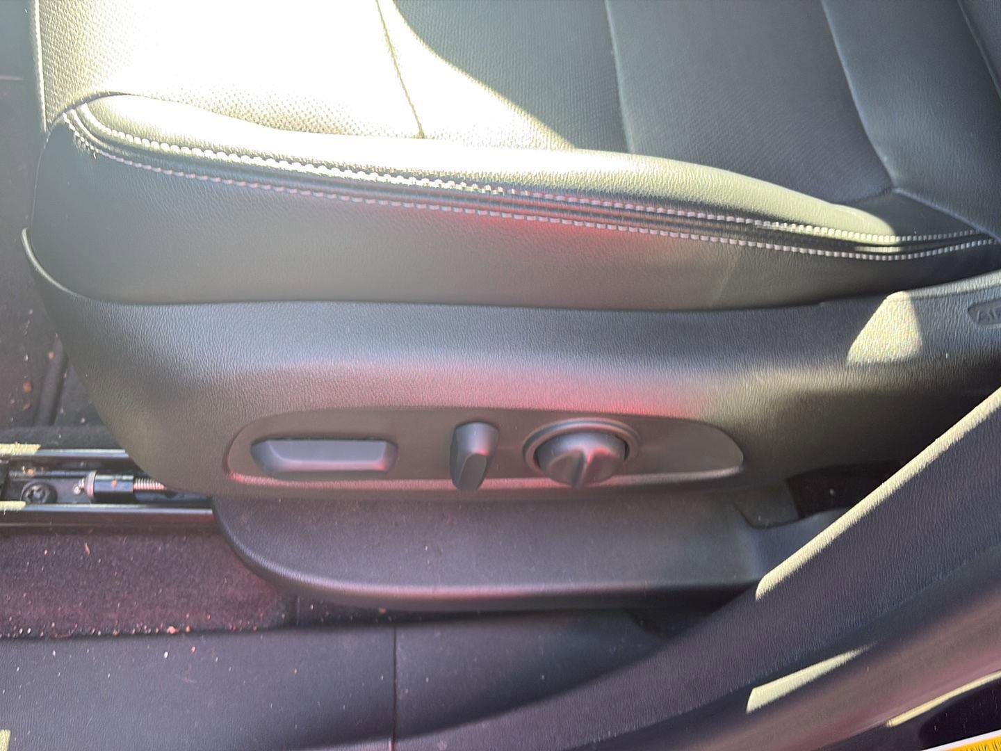 Used 2023 GMC Terrain SLT w/ Tech Package image 9