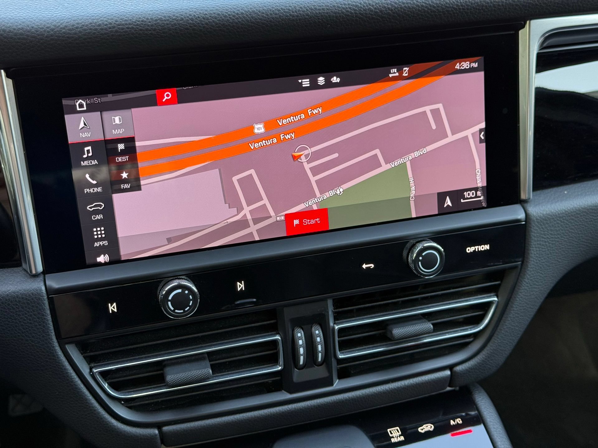 Certified 2024 Porsche Macan AWD/4WD image 20