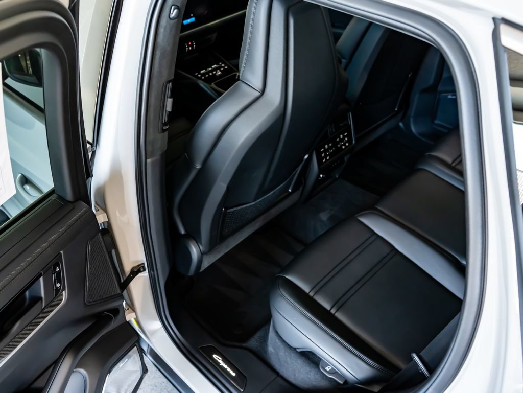 Certified 2025 Porsche Cayenne Turbo AWD/4WD image 25