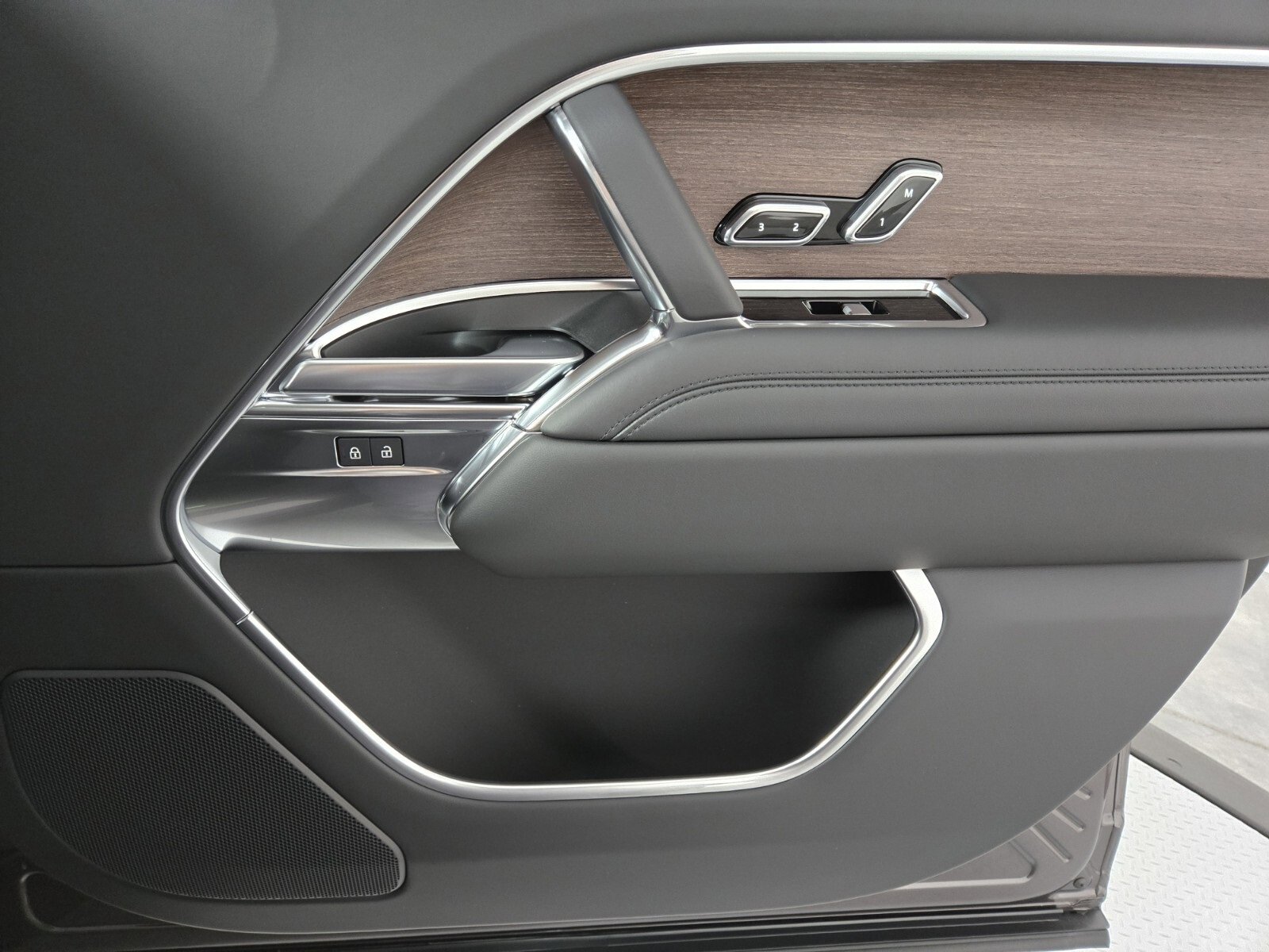 New 2025 Land Rover Range Rover SE image 18
