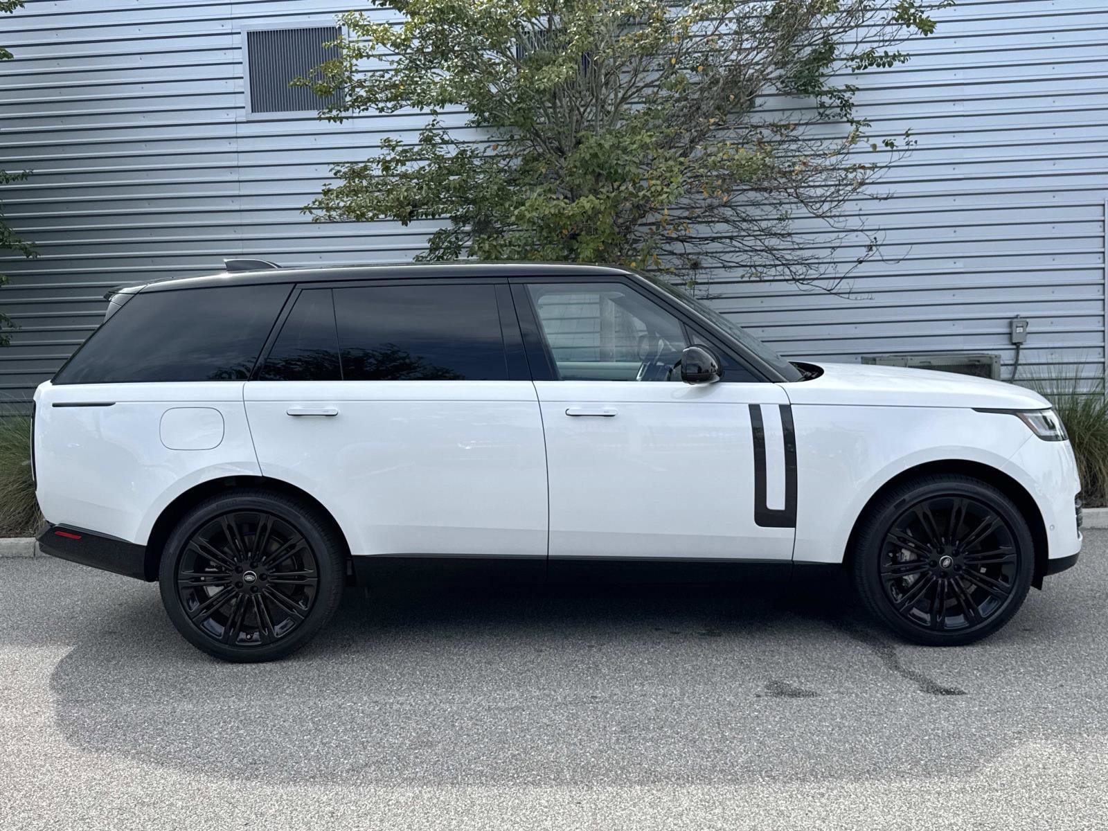 New 2025 Land Rover Range Rover Long Wheelbase SE image 5