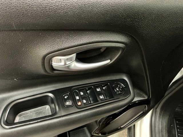 Used 2018 Jeep Renegade Altitude FWD image 14