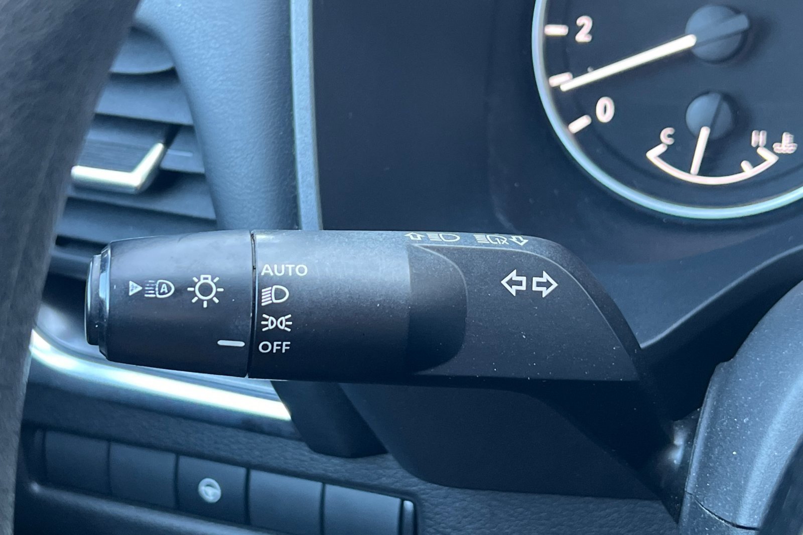 Used 2023 Nissan Rogue SV image 33