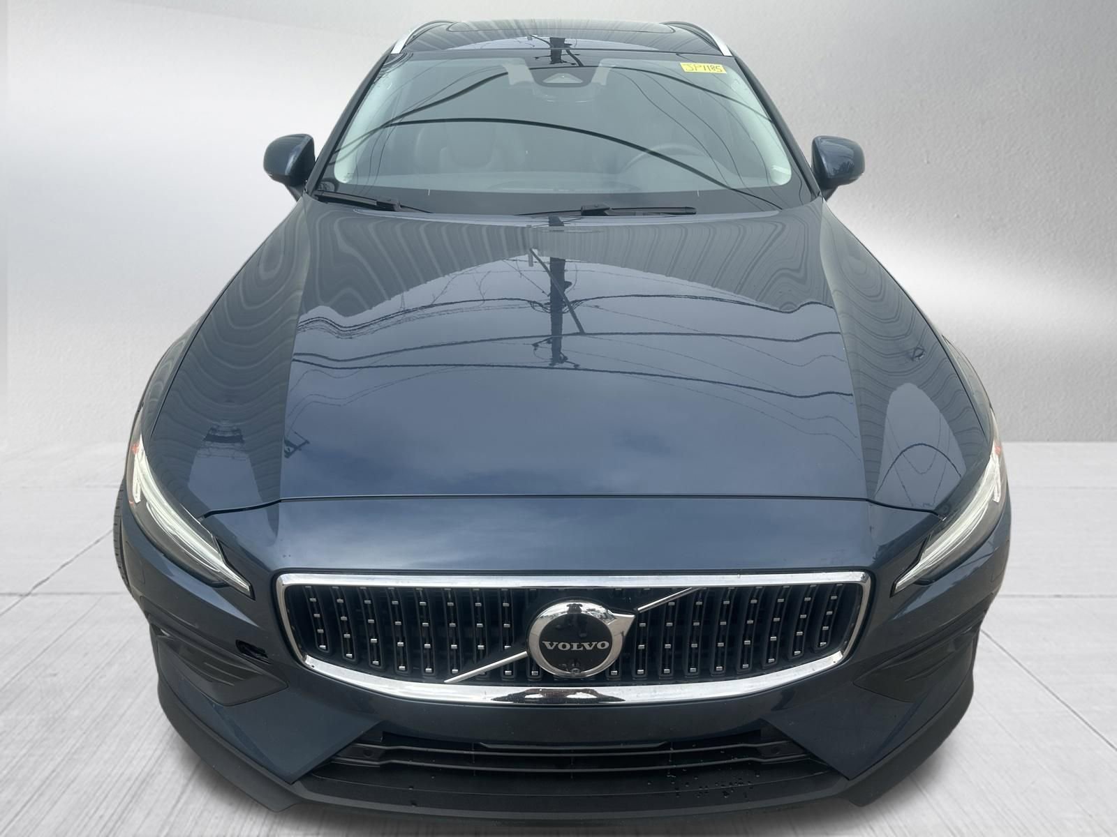 Used 2025 Volvo V60 B5 Cross Country Plus AWD/4WD image 2