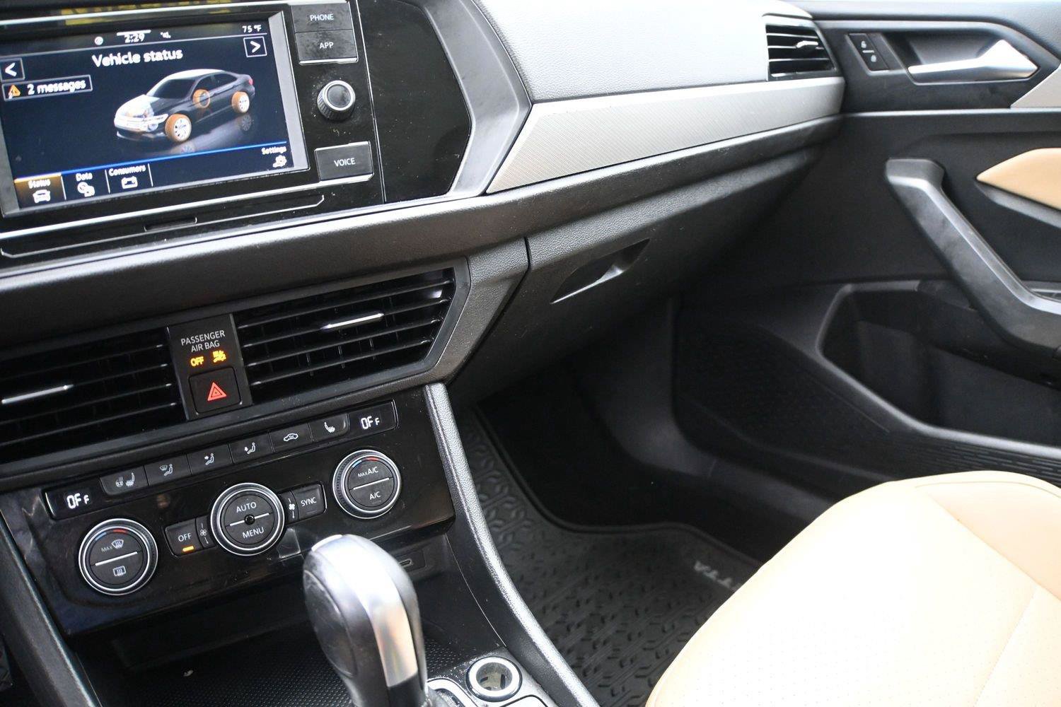 Used 2021 Volkswagen Jetta SE w/ SE Cold Weather Package FWD image 4
