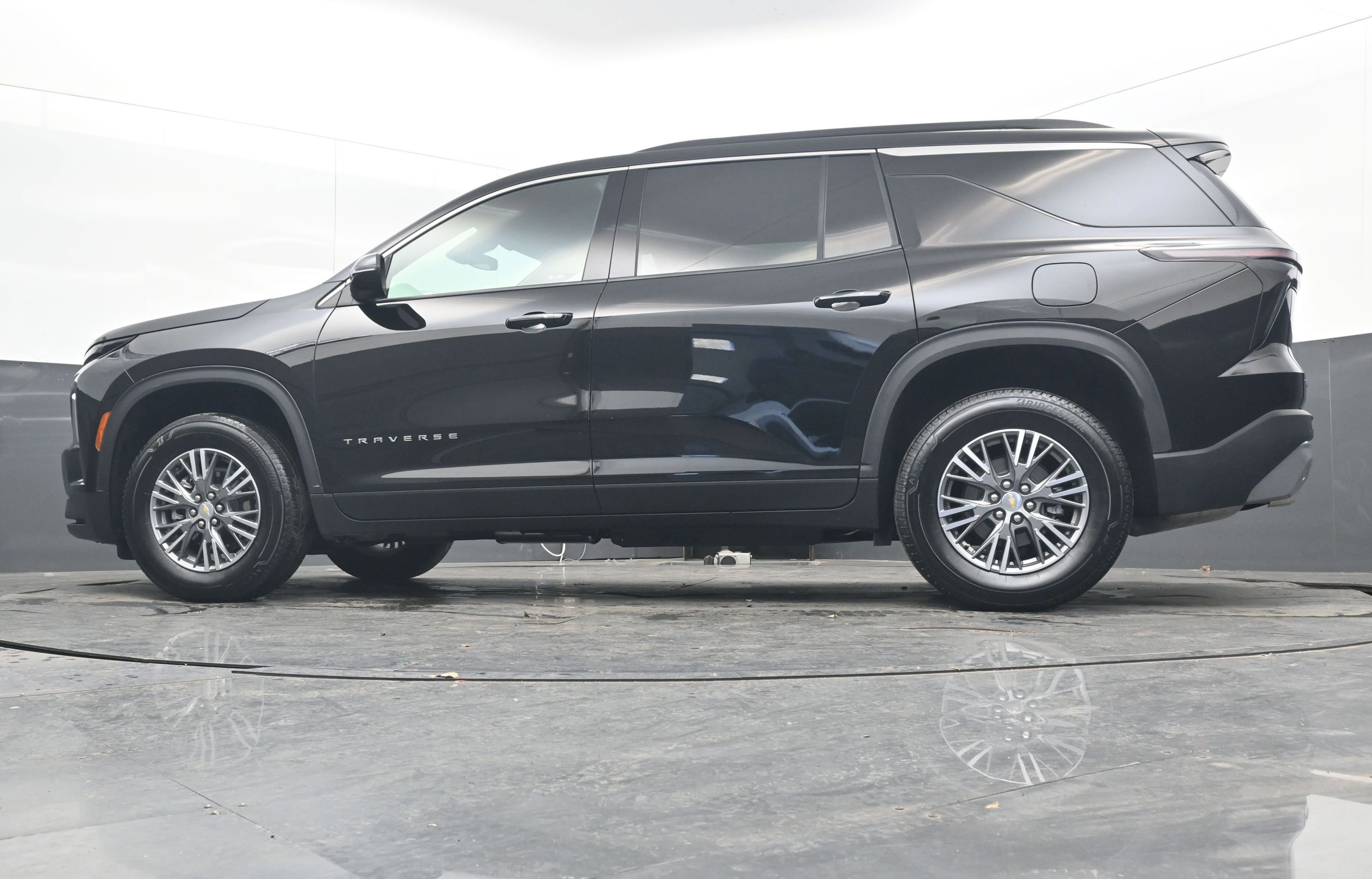 Used 2025 Chevrolet Traverse LT image 29