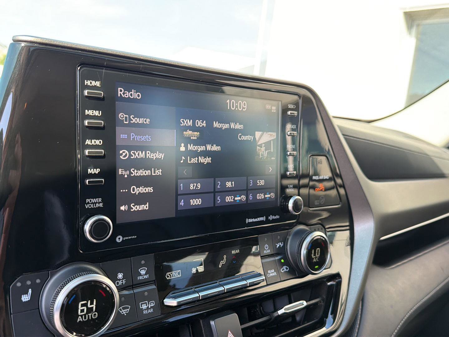 Used 2022 Toyota Highlander XLE FWD image 25