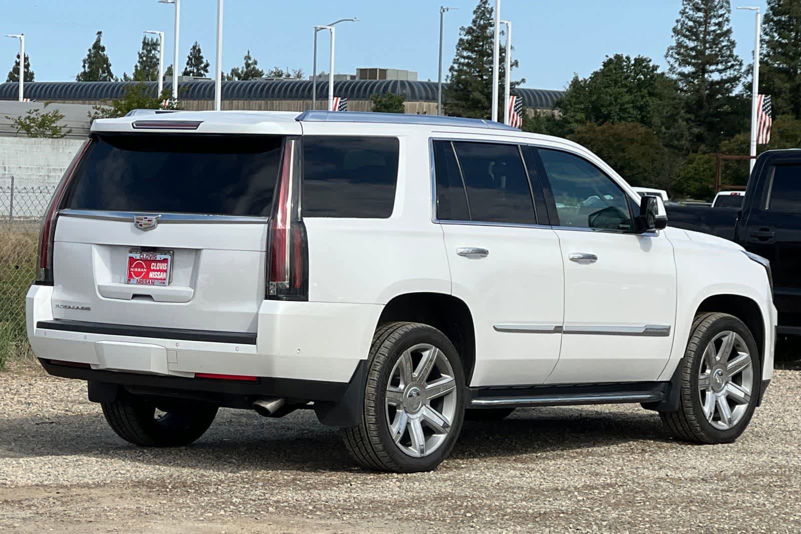 Used 2017 Cadillac Escalade Premium Luxury AWD/4WD image 3