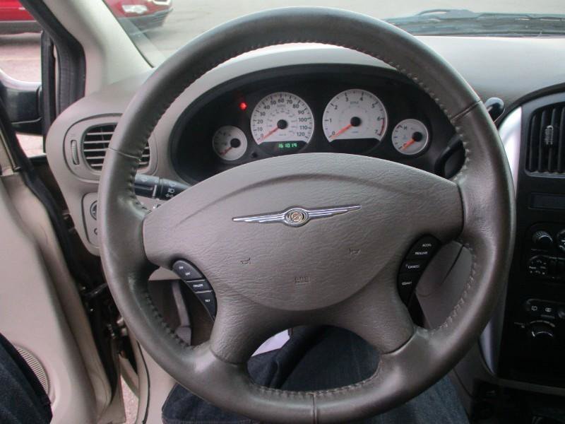 Used 2007 Chrysler Town & Country Touring FWD image 15