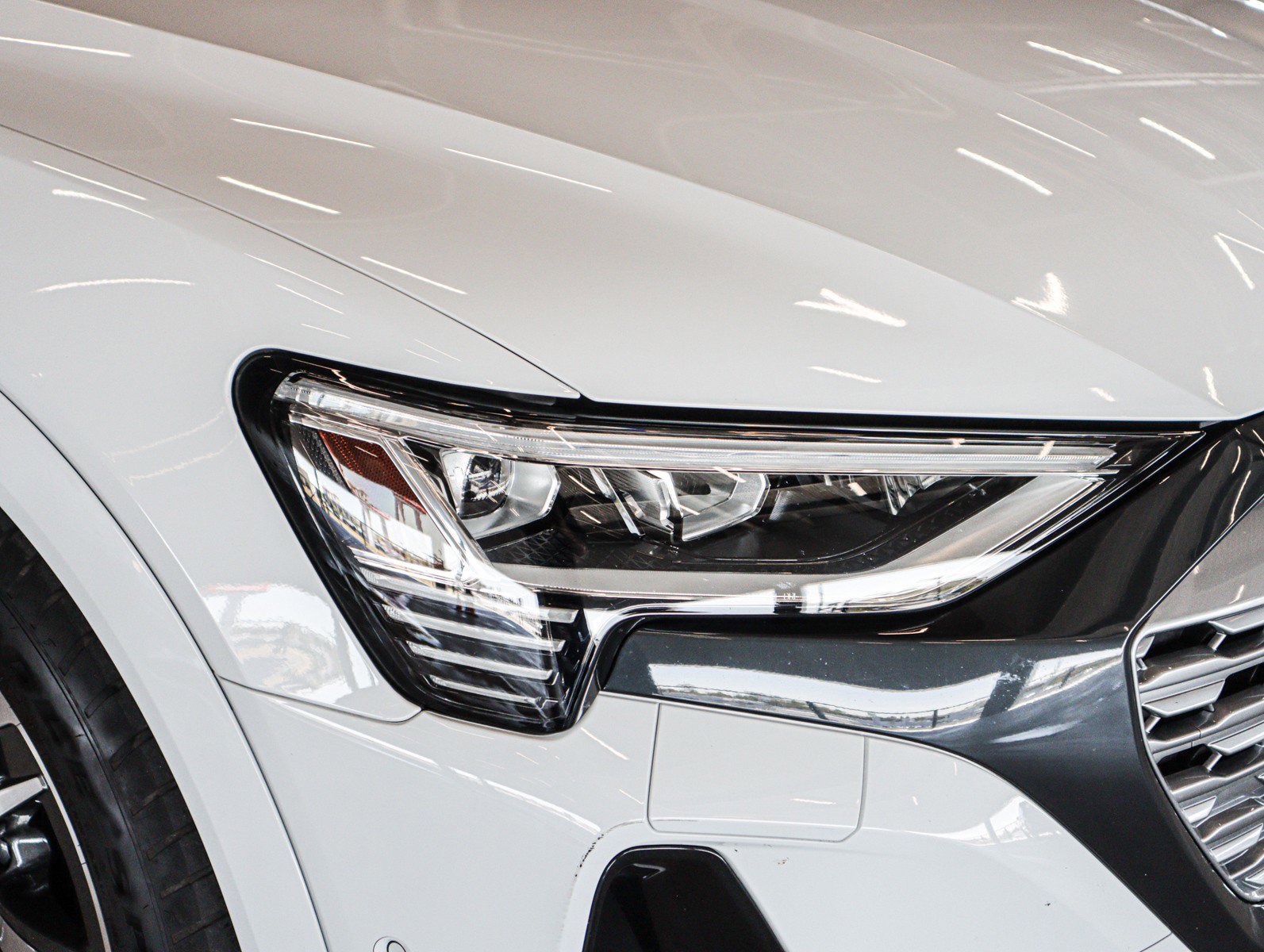 Used 2024 Audi Q8 e-tron Premium Plus w/ Premium Plus Package image 29