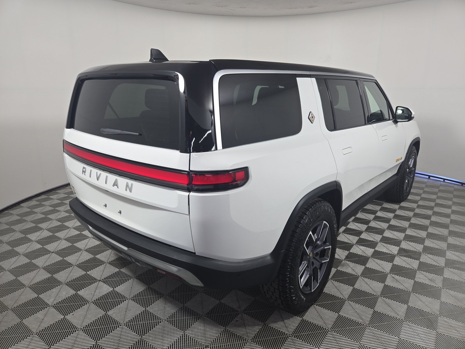 Used 2023 Rivian R1S Adventure AWD/4WD image 39
