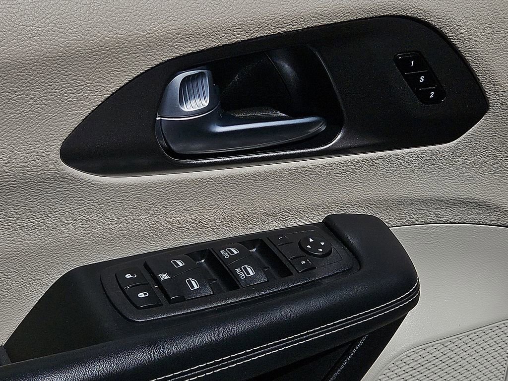 Used 2024 Chrysler Pacifica Touring-L image 12