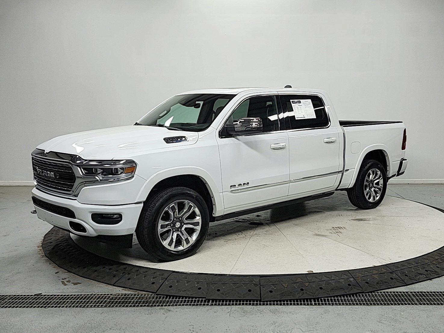 Used 2023 RAM 1500 Limited w/ Body Color Bumper Group AWD/4WD image 8