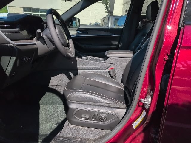 Used 2025 Jeep Grand Cherokee Limited AWD/4WD image 3