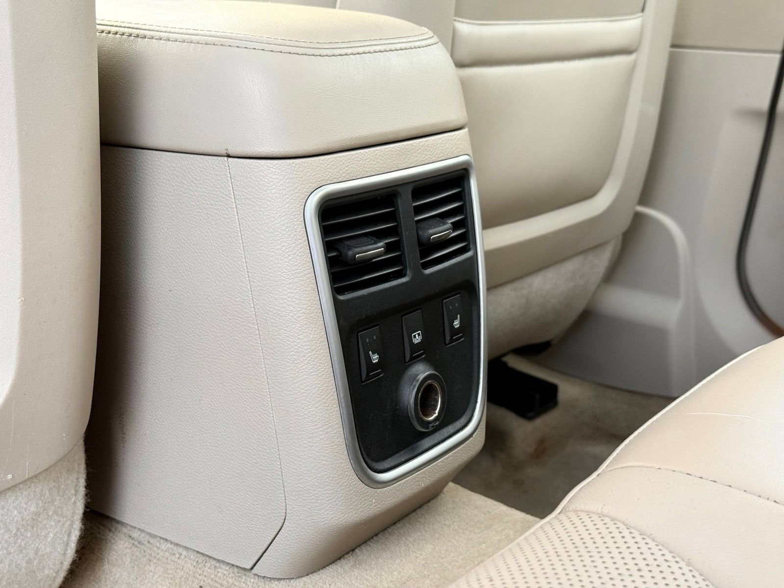 Used 2014 Chrysler 300 C RWD image 24