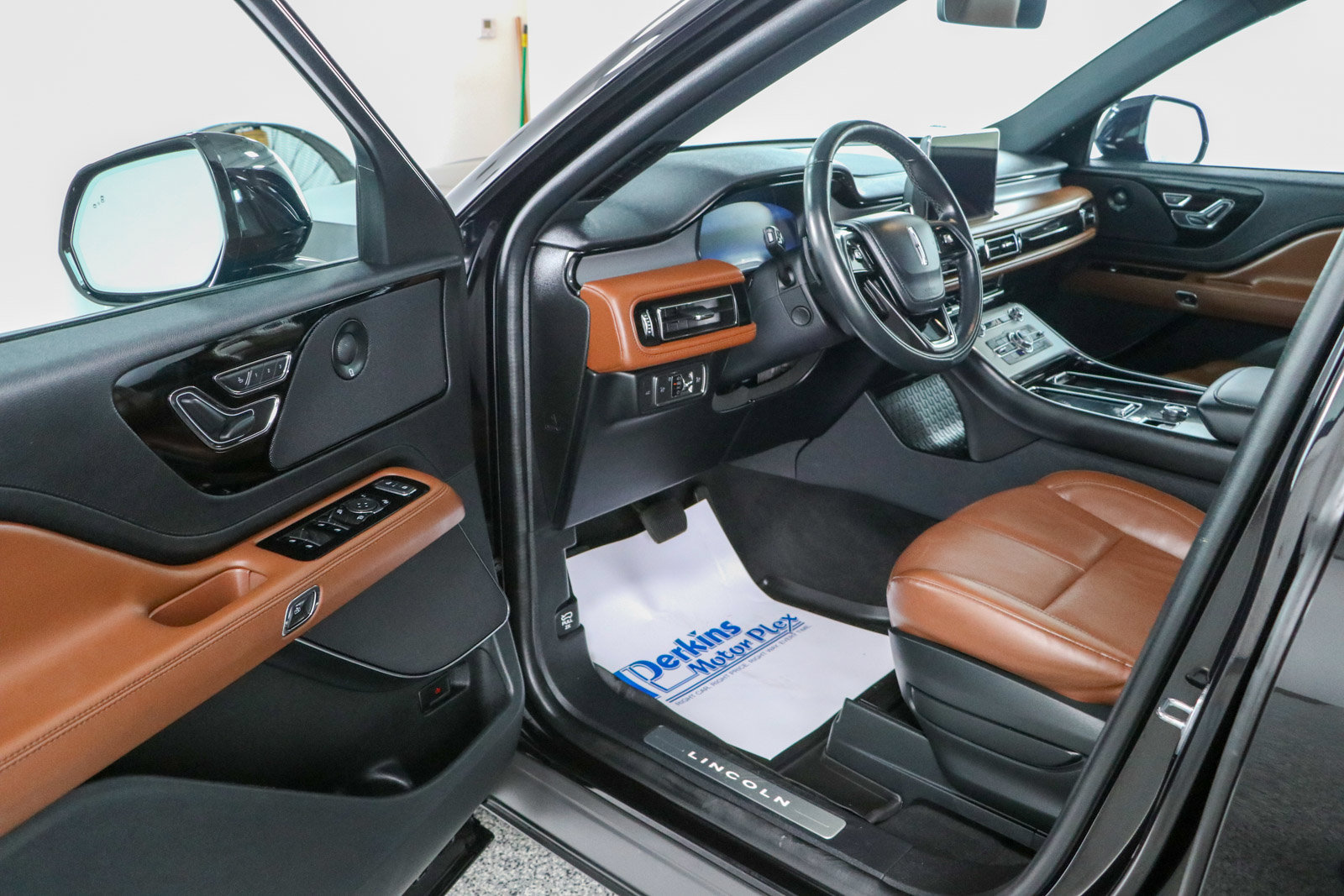 Used 2023 Lincoln Aviator Reserve w/ Jet Package AWD/4WD image 3
