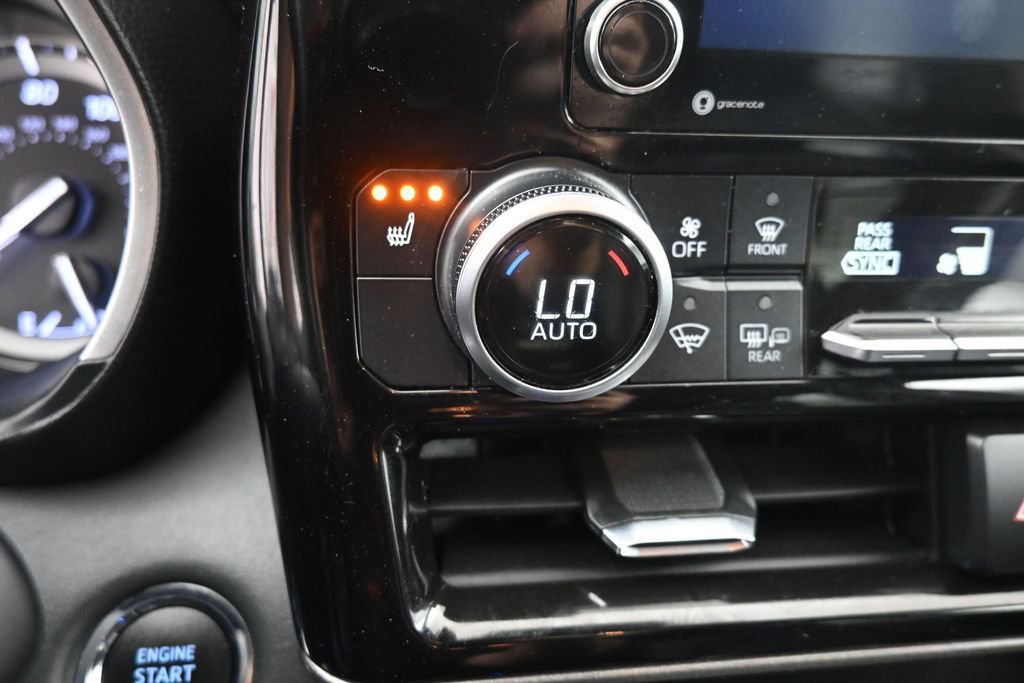 Used 2022 Toyota Highlander XLE AWD/4WD image 16