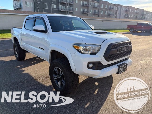 Used 2017 Toyota Tacoma TRD Sport AWD/4WD image 1