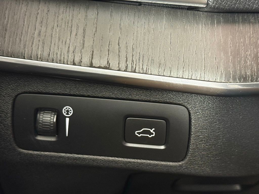 Used 2020 Volvo XC90 T5 Momentum image 24