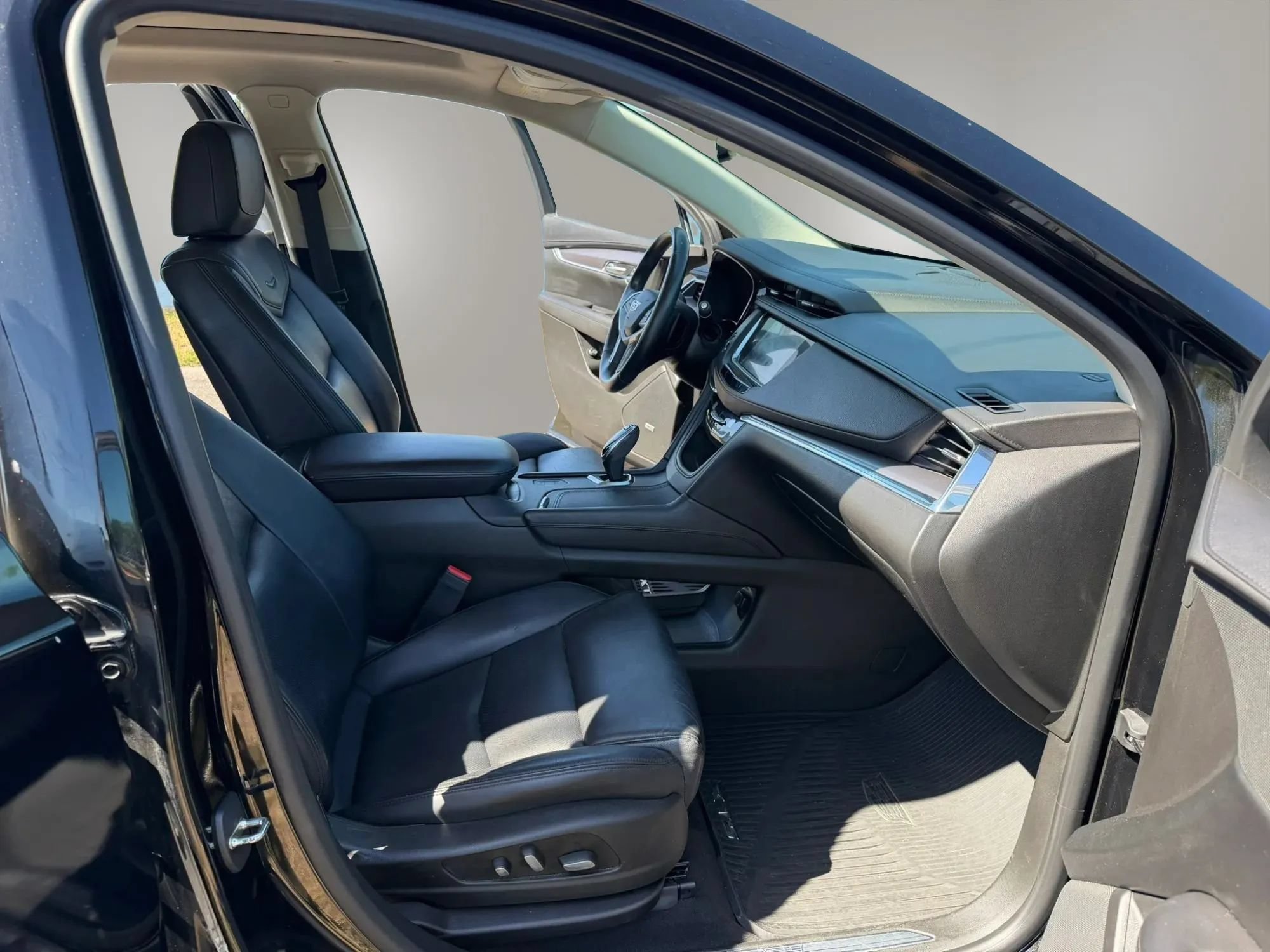 Used 2017 Cadillac XT5 Luxury w/ Driver Awareness Package AWD/4WD image 16