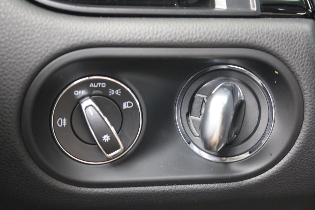 Certified 2023 Porsche Macan AWD/4WD image 19