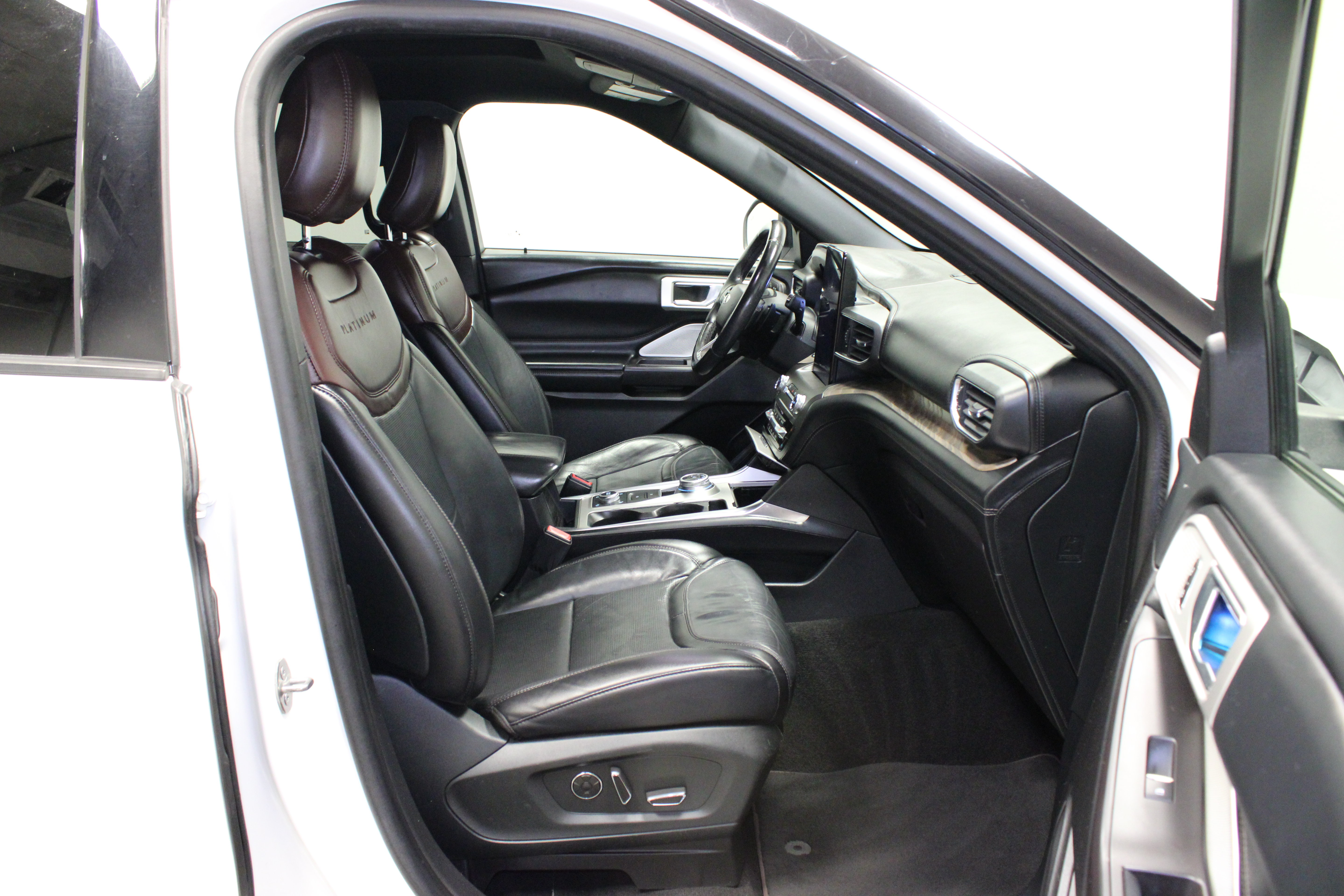 Used 2020 Ford Explorer Platinum w/ Premium Technology Package AWD/4WD image 16
