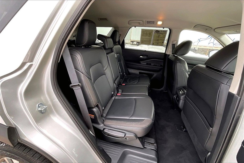 Used 2025 Nissan Pathfinder SL image 27