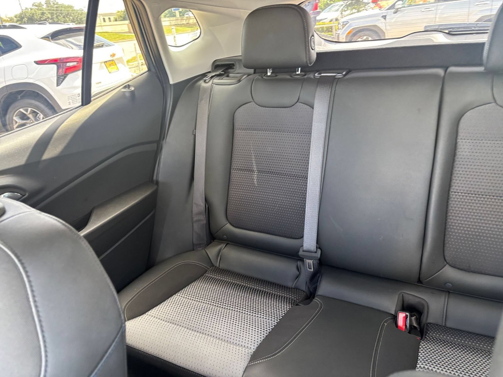Used 2025 Chevrolet Trax LT w/ LT Convenience Package FWD image 33