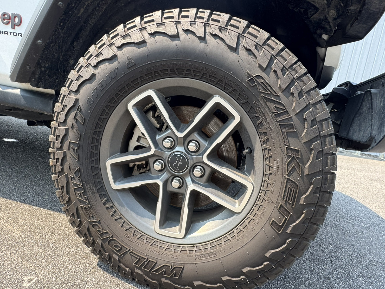 Certified 2025 Jeep Gladiator Mojave w/ Convenience Group AWD/4WD image 13