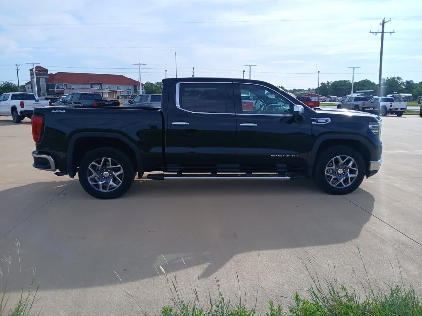 Used 2024 GMC Sierra 1500 SLT w/ SLT Premium Package AWD/4WD image 11