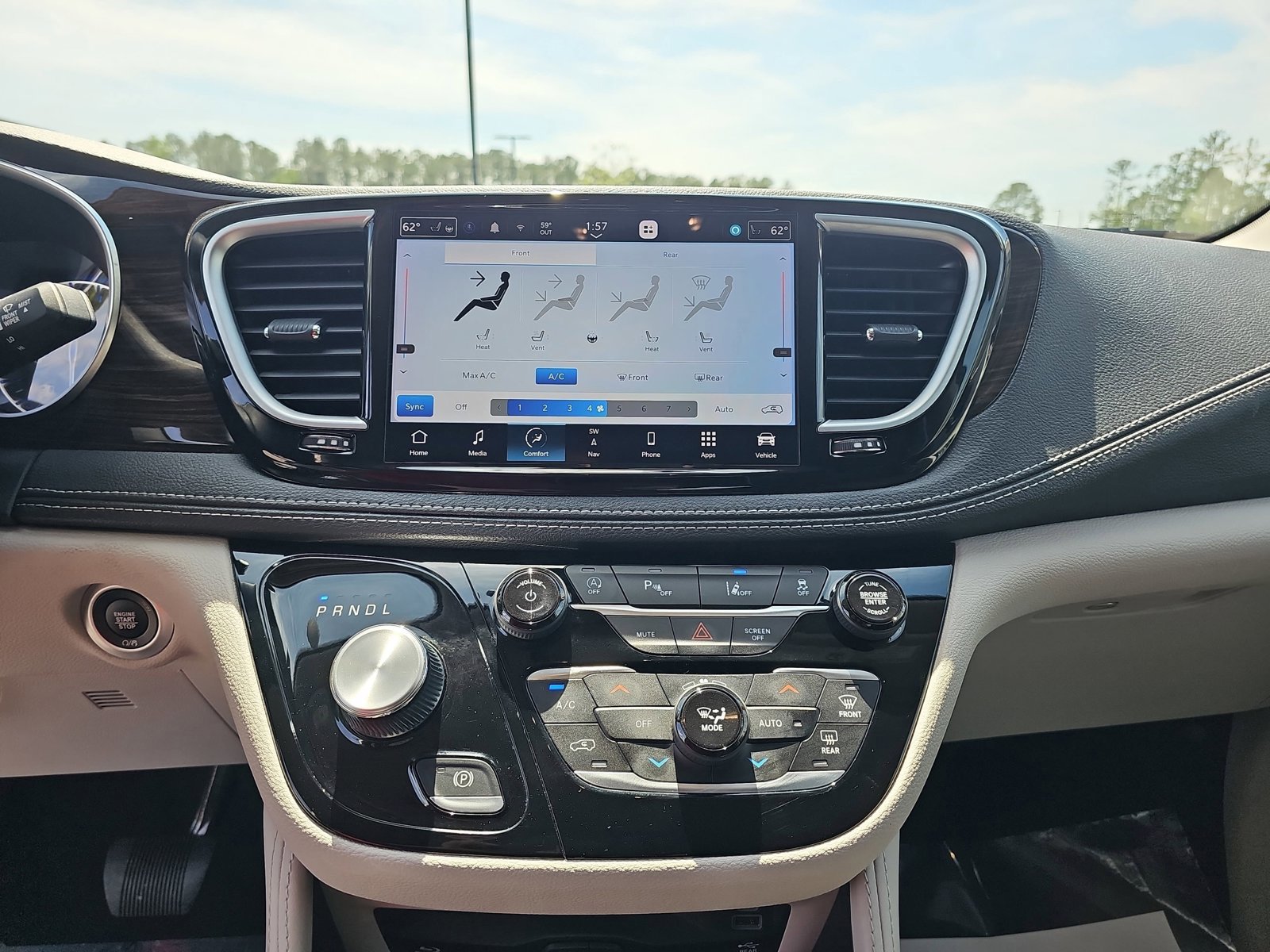 Used 2023 Chrysler Pacifica Limited w/ Uconnect Theater Family Group image 26