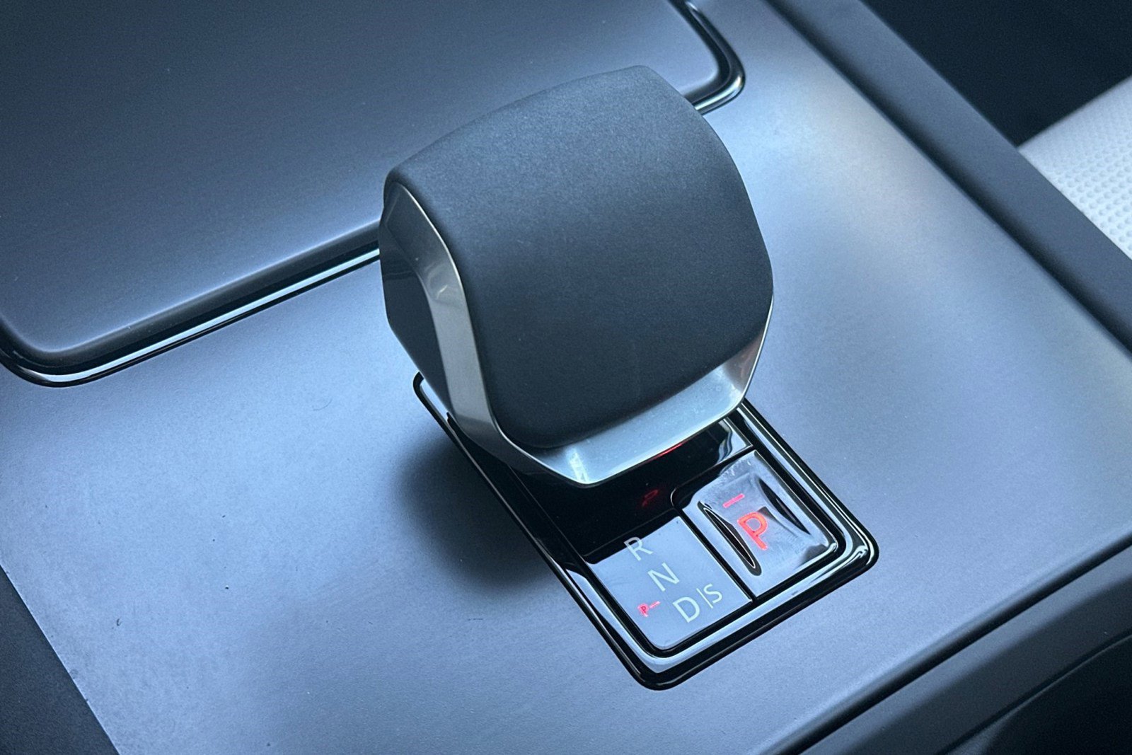 Certified 2025 Land Rover Discovery Sport Dynamic SE image 24