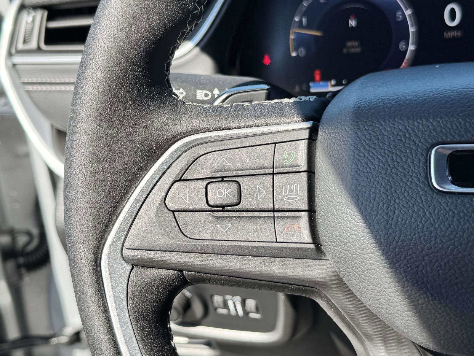 New 2025 Jeep Grand Cherokee Laredo w/ Luxury Tech Group I AWD/4WD image 8