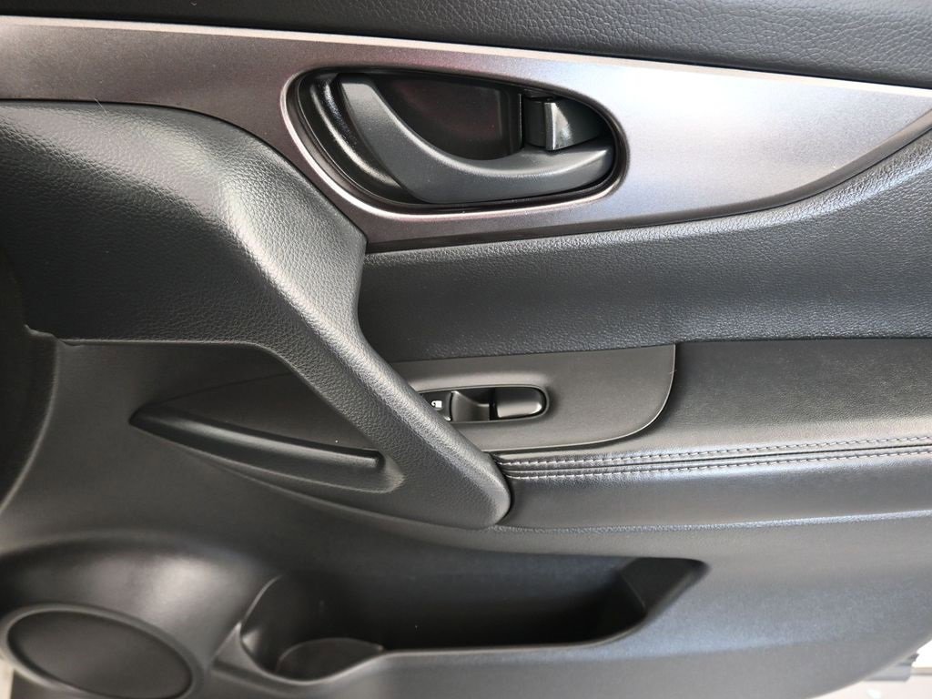 Used 2022 Nissan Rogue Sport S image 37